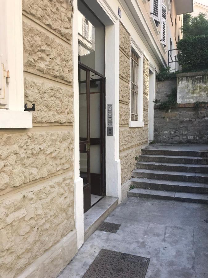Alla Scalinata Del Teatro Rossetti Parcheggio ตรีเอสเต ภายนอก รูปภาพ