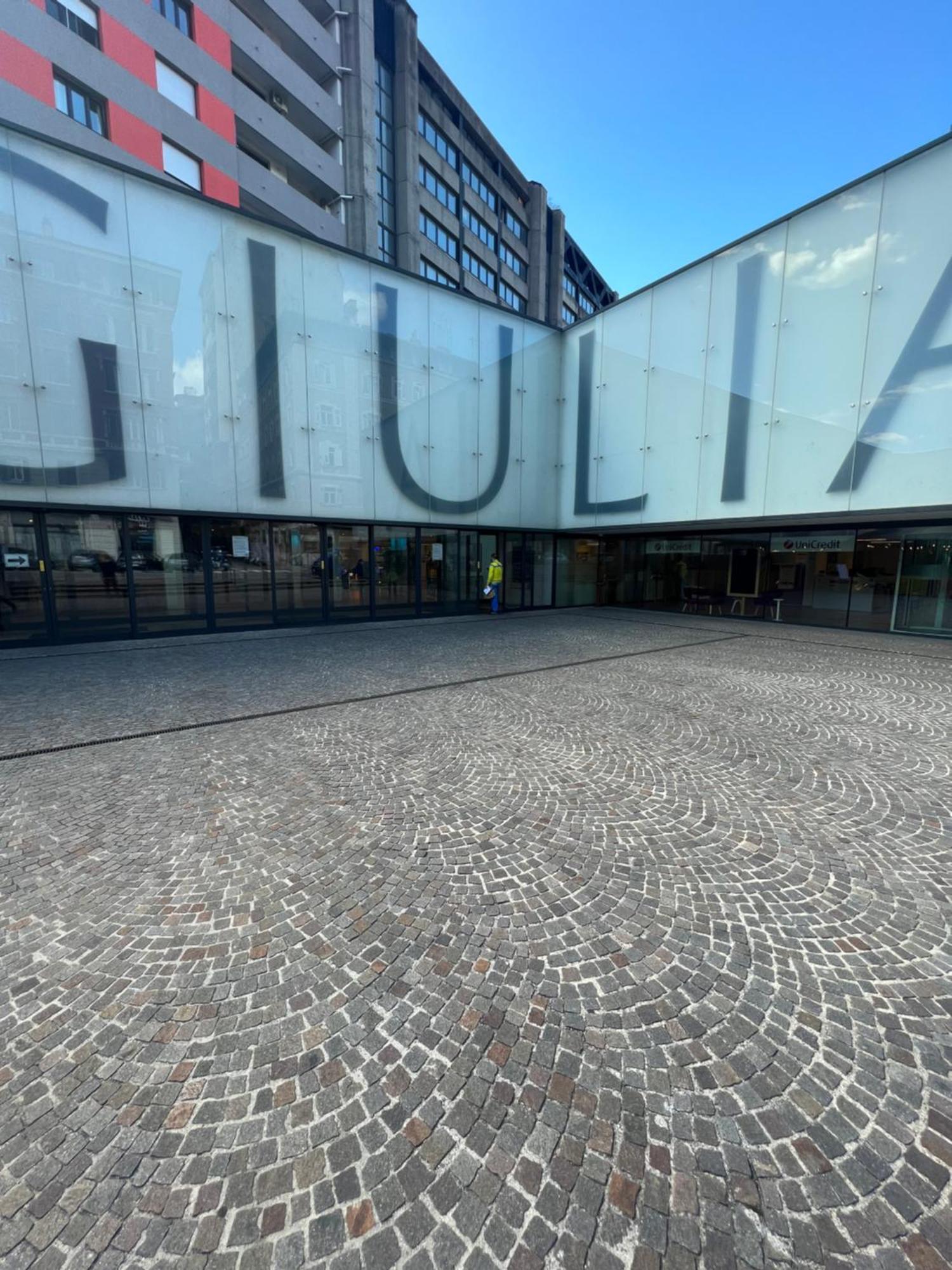 Alla Scalinata Del Teatro Rossetti Parcheggio ตรีเอสเต ภายนอก รูปภาพ