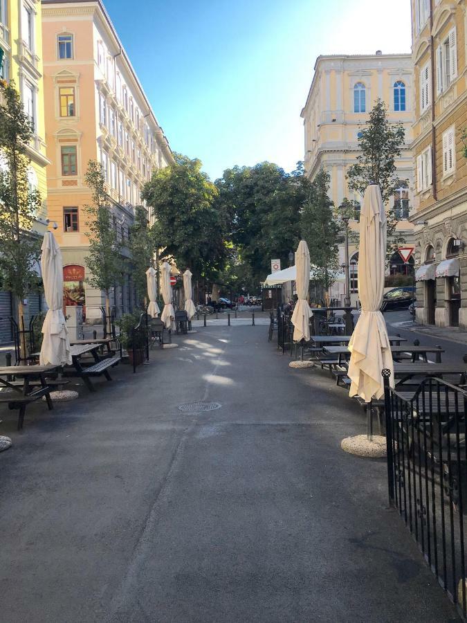 Alla Scalinata Del Teatro Rossetti Parcheggio ตรีเอสเต ภายนอก รูปภาพ