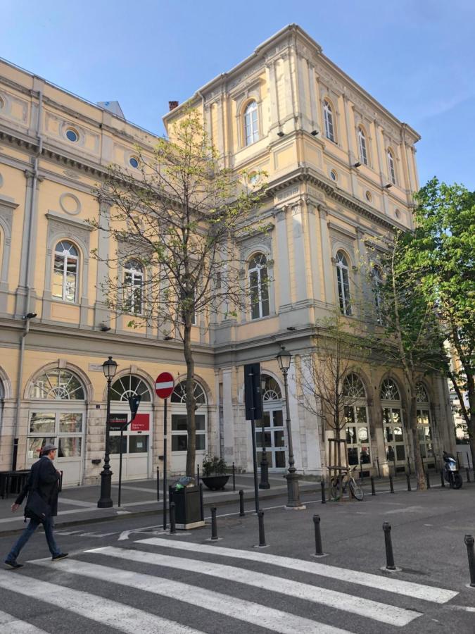 Alla Scalinata Del Teatro Rossetti Parcheggio ตรีเอสเต ภายนอก รูปภาพ